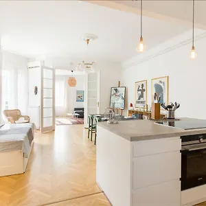 Klauzal W/3 Bedrooms, French Balcony Apartment